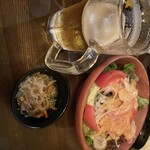 ごえん - ¥5の生ビール、お通しは春雨サラダ、右が生ハムとアボカドのサラダ