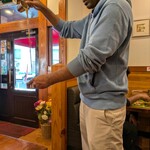 南インドレストランMARUDHU - チャイを撹拌して提供