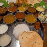 南インドレストランMARUDHU - 左端からパヤサムデザート、ヨーグルト、豆カレー、ラッサムスープ、チキンカレー