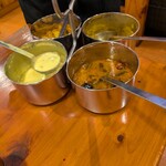 南インドレストランMARUDHU - ヨーグルトカレー、サンバル、野菜ポリヤル、右端は、なんだろう？