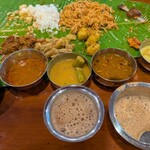 南インドレストランMARUDHU - 真ん中:ズイキのような茎のカレー