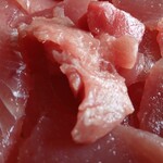 魚の山金 - 中央には、私は中トロだと思うのが鎮座してました。１切れだけど、他のまぐろが旨かったからこれで十分。