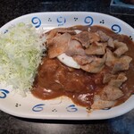 カレーとハンバーグの店 バーグ - スタミナカレー焼玉子入り（税込¥950）／キャベツのせ（税込¥70）