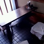 Raifukutei - こじんまりとしたテーブルに椅子がいい味出してます