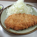 とんかつ美よし - とんかつ定食　６００円。値段の割には厚みもあり、作りたての熱々のとんかつの脂身の甘さは格別です。コストパフォーマンス最高です。