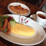 ローダーデール - プレーンオムレツ＆ウィンナー、永遠のクロワッサン、紅茶