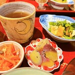 コハルビ珈琲 - 小鉢の彩りと、それぞれに
味つけが違うので飽きませんね◎