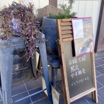 マチルダ - 入口にケーキ販売の案内あり