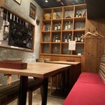 フレンチバル シュマン - テーブル席の真っ赤なソファがインテリアにピッタリ