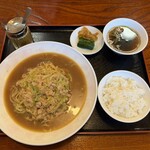 華蓮 - スープソース焼きそば(カレー味)、半ライス
