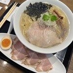 Fishmen - 貝と魚のあら炊き中華そば・麺大盛り・特製トッピング（チャーシュー・味玉）別角度