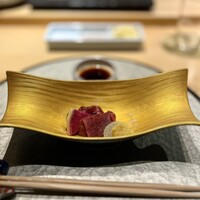 京橋 天冨良と鮨 いしい - 馬刺し（熊本県産）：サラッと食べられる肉質で、柔らかくクセもない。