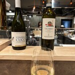 A Delicious Service - イタリア産とポルトガル産の白ワインをグラスで