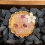A Delicious Service - 甘エビのタルト、下は卵のソース