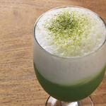 椿サロン - ドリンク写真:福岡県星野村の「八女抹茶」と雄大な大地が育んだ濃厚でフレッシュな「北海道牛乳」日本の二大ブランドの融合。南の茶畑から、北の牧場へ。長い旅をして、あなたの元へ届けます。