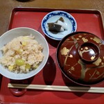 旬菜料理はたの - 香の物と御椀と土鍋炊き込みご飯