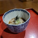 旬菜料理はたの - つなぎにスペシャルなヤマゴボウの葉の葉の繊維を使っているナチュラルなお蕎麦