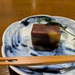 旬菜料理はたの - 栗たっぷり羊羹を一口