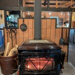 茶房こでまり - 本物の薪のストーブが暖かい