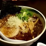 らーめん 無双 - 嫁は「醤油ラーメン (690円)」＋「玉ねぎ (100円)」で、八王子ラーメン風に！