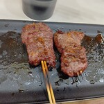 麺処 盛盛 - 牛串※高火力なので串が焼け折れています
