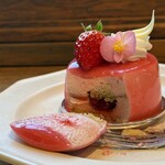 369菓子店 - 苺とブロンデ産ピスタチオのムース