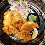 酒肴 新屋敷 - 奥がカキフライ手前がアジフライ