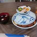 日進食堂 - 丼の蓋は小皿乗せ?? (゜ロ゜;　閉まっていませんよ！