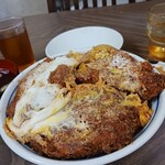 日進食堂 本店 - 蓋を開けて…　はい！このボリューム♬
