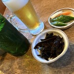 志な乃 - お酒のお供付き出し（新鮮野菜の浅漬け・昆布の佃煮）