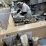 食堂七彩 - L字カウンター左側に2名カウンターがあります