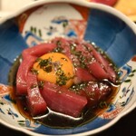 おもてなし いろり寿し - まぐろニラ黄身醤油