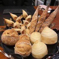 ラトリエ ドゥ ジョエル・ロブション - パンが流石です。これだけでも行く価値あります