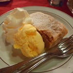 Gasthaus zur eisernen hand - Apfelstrudel mit Vanilla（アップルパイ、アイス寄せ）