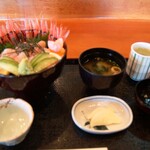 お食事処 はまさか - 丼以外は味噌汁とたくあん