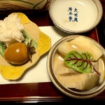 懐石わたなべ - どんぐりに見えても、なんとうずら卵と昆布！隣のお皿は鮑と洋梨！