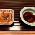 懐石わたなべ - お刺身の醤油皿、両方とも魚柄！
