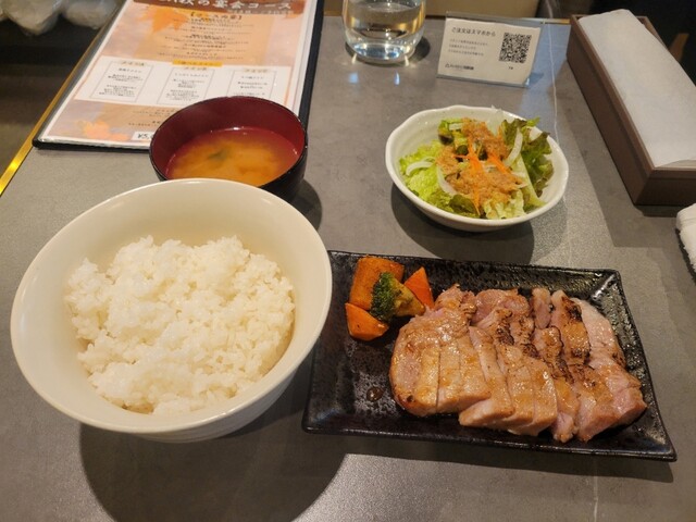 Sosaku Teppan Dining &amp; Live Bar LOA