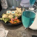 THE BLUE - ミッドナイトブルー（トロピカルフルーツのカクテル）