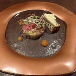 バンケッティ - ① 本鮪と茄子のタルタル　黒胡麻のトーストに玉ねぎのムース