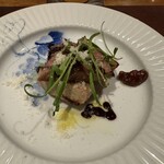 バンケッティ - ⑥宮崎牛のロースト　発酵いちじく　マスタードのピクルス