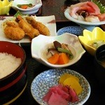 蛇の目 - カキフライ定食にサービスの刺身