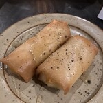 スモークアンドスミビ 102 - 柿と燻製モッツァレラの春巻き