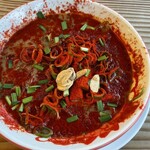 中華そば殿 本店 - 韓国産唐辛子が一面に掛かった凄いビジュアル