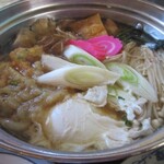 きっ茶 花々 - かき揚げ、卵、油揚げ、まいたけ、えのき、なると、ねぎなどがのって具沢山