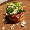 リストランテ・ホンダ - 尾崎牛のタルタルステーキ。間に発酵バターの薄切りをサンド。散らしているのは、やま山葵の摺り下ろしです
