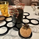 エディション・コウジ シモムラ - アミューズブーシュ①②: タピオカクリームで作った葉っぱと、インド風のポークとクリームを詰めた米粉のボール