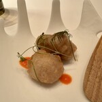 エディション・コウジ シモムラ - アミューズ④: 里芋と鴨の砂肝をミンチ詰めした蕎麦粉のベニエ