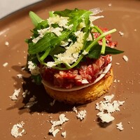 リストランテ・ホンダ - 尾崎牛のタルタルステーキ。間に発酵バターの薄切りをサンド。散らしているのは、やま山葵の摺り下ろしです