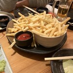 やきとん多吉 - バカ盛りポテトフライ380円。